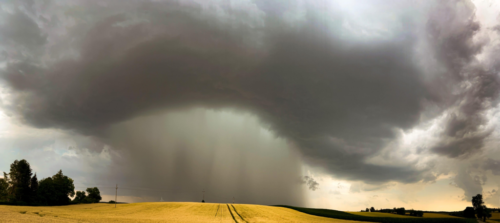 Gewitter über dem Feld.